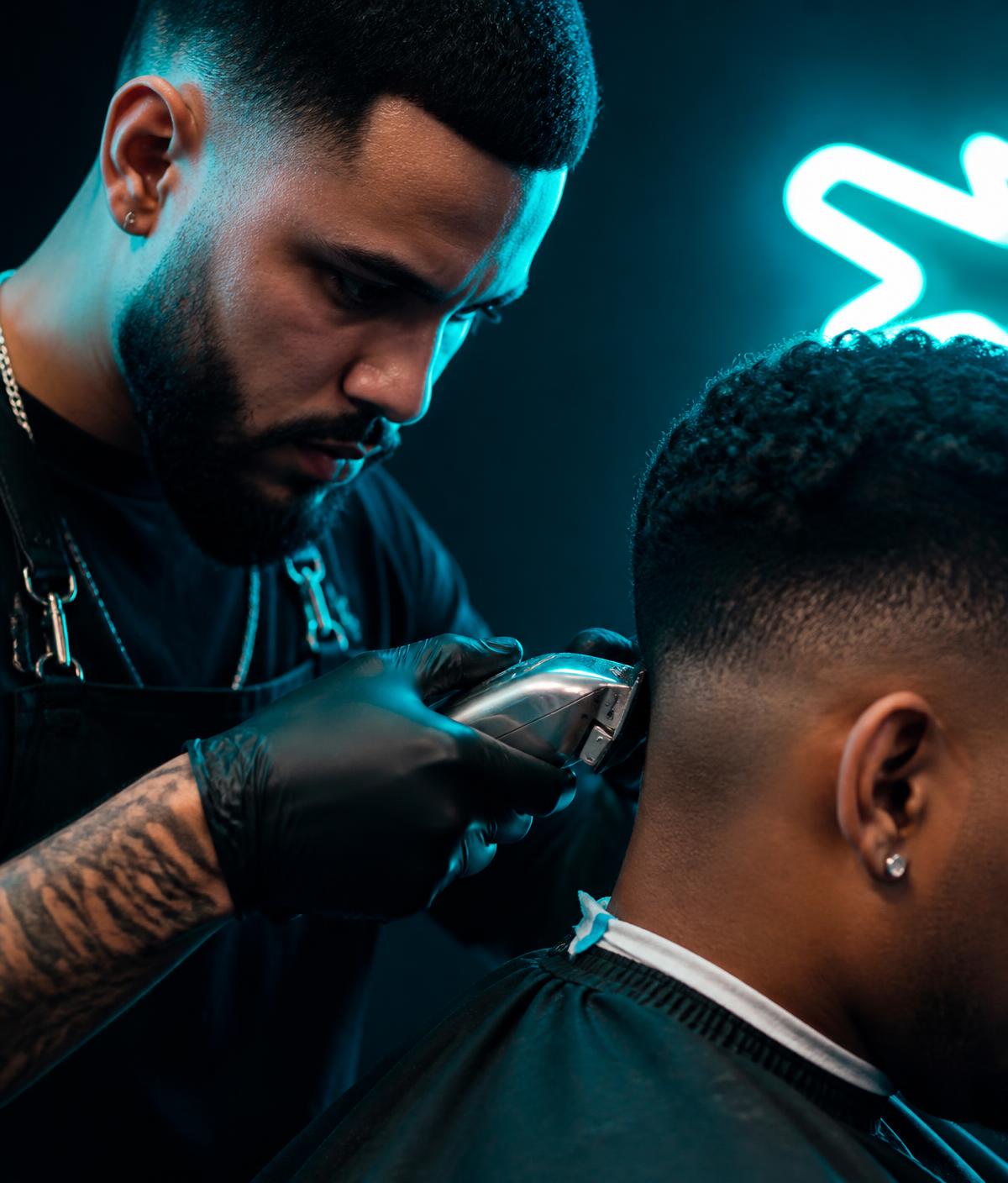 Barber schneidet einen präzisen Fade unter neonblauem Licht